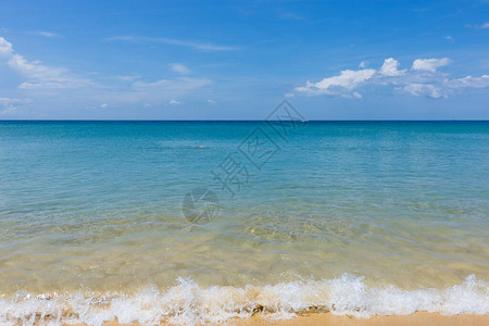 清澈的水沙滩和蓝天图片