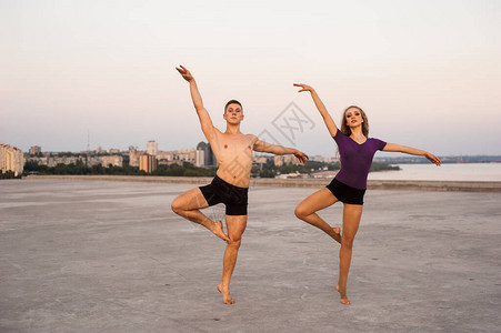 夏季露天舞蹈中的男女舞者热情而激动地表演舞蹈图片