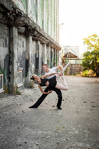 女孩和男舞女跳舞者在大自然户外一起背景图片