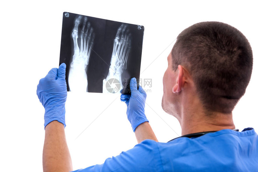 年轻外科医生检查白背景隔离的病人X光图像足部图片