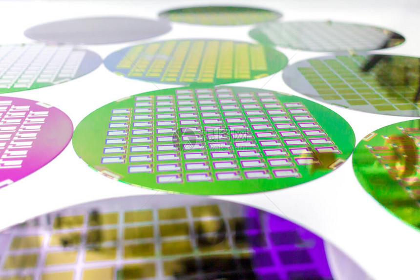 许多硅晶片三种类型带微芯片的彩色晶片带微芯片的几片晶硅晶片上的彩虹带眩光图片