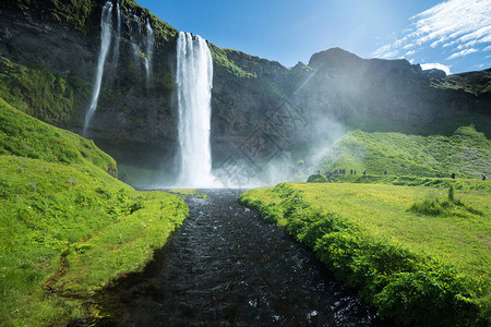夏天冰岛的Seljalandsfoss瀑布图片