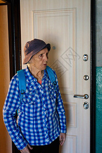 祖母在家的肖像奶就在门口她身后有一个背包图片