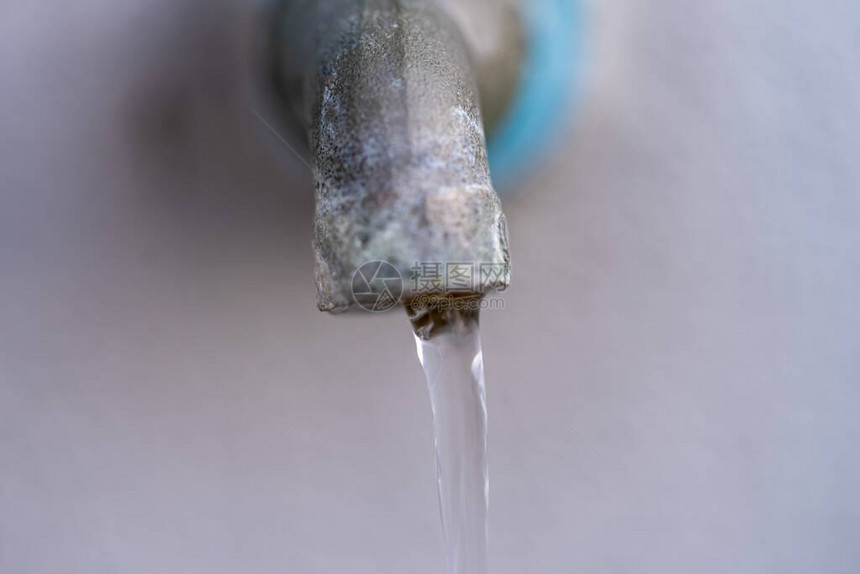 旧水龙头即开流水节水理念