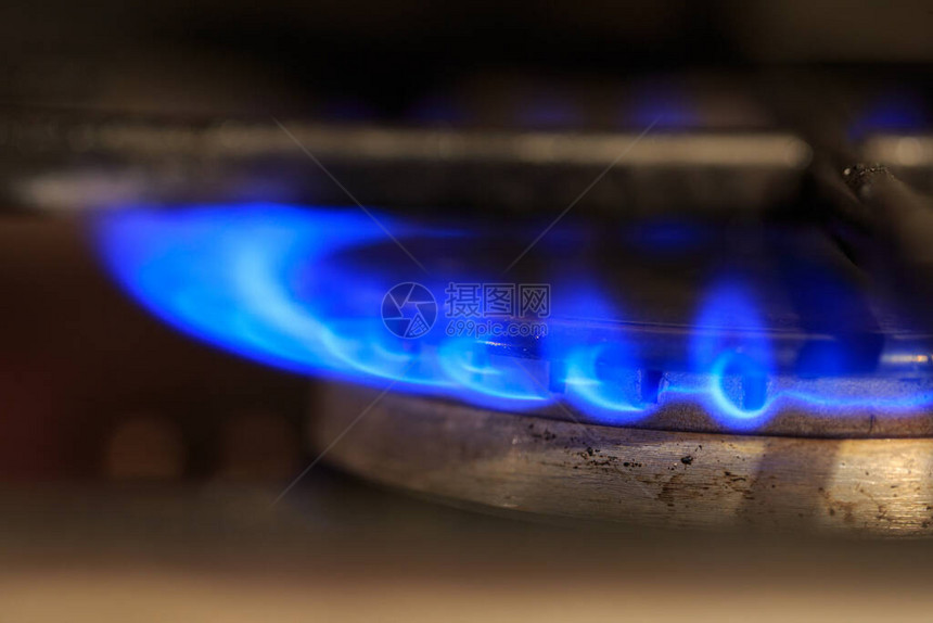 旧煤气炉蓝色煤气火焰图片
