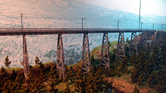 一条跨越山之间山谷的铁路桥它图片
