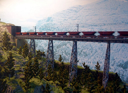 一列货运列车在穿过山间谷的铁路桥图片