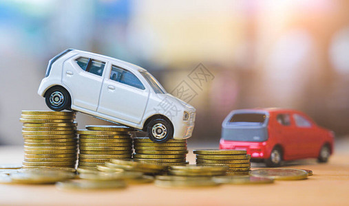 硬币堆上的汽车为汽车概念省钱汽车金融图片