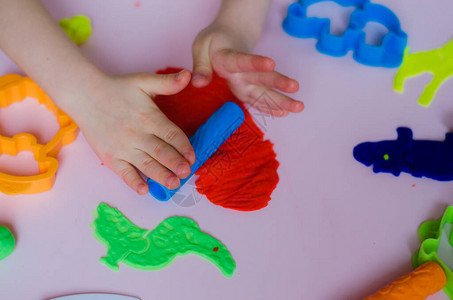 儿童手玩彩色粘土自制塑料塑造型粘土的女孩自制粘土孩子玩和图片