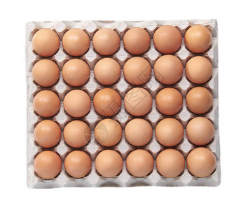 生态纸板包装中的原鸡蛋是孤立图片