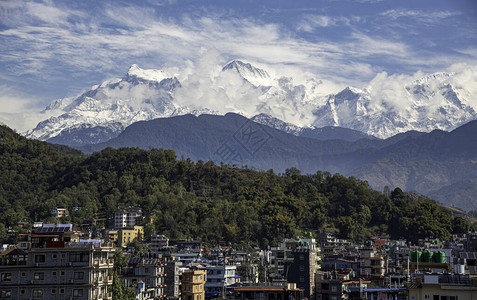 波克拉市风景与Annapurna山脉覆盖在亚洲尼泊尔图片