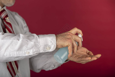 人类使用消毒胶撒布器洗手图片