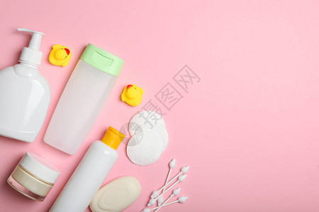 彩色背景顶视图上的护理产品用于护肤沐浴的日常护理产品图片