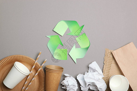 不同的纸垃圾和垃圾回收标志在彩色背景的顶端视图上拯救的概图片