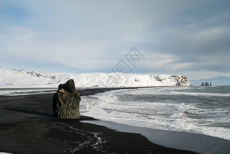 冬季冰岛黑沙滩的日出图片