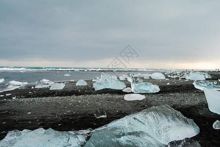 冰岛的钻石海滩或Jokulsarlon冰山海滩在冰岛的火山海滩上图片