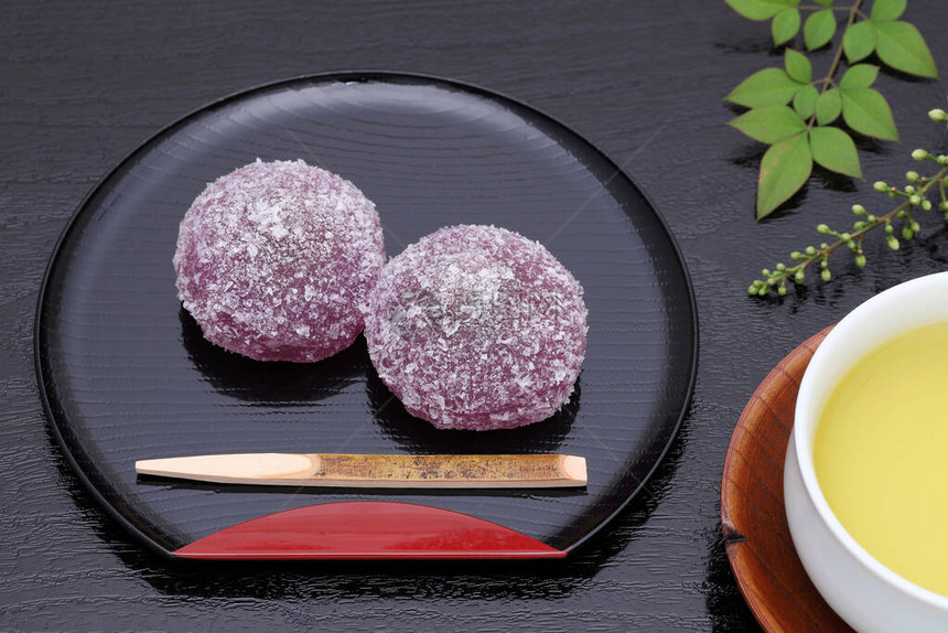 日本传统甜食红豆果冻黑底的图片