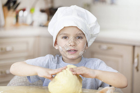 一个戴着厨师帽的男孩的画像图片