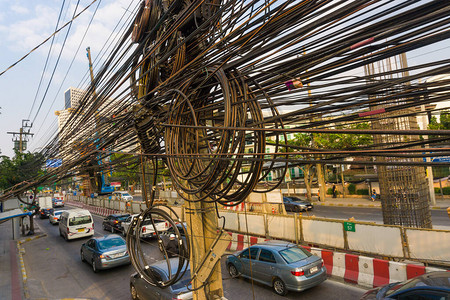 城市基础设施对象杆上的电气图片