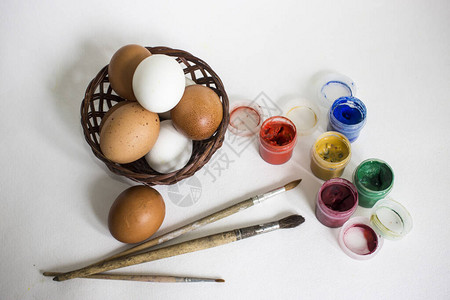 小孩在复活节鸡蛋上画绘画是为ADHD儿童玩耍的治疗注意力缺乏超动障碍图片