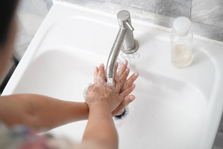 人们洗手在浴室水槽洗手图片