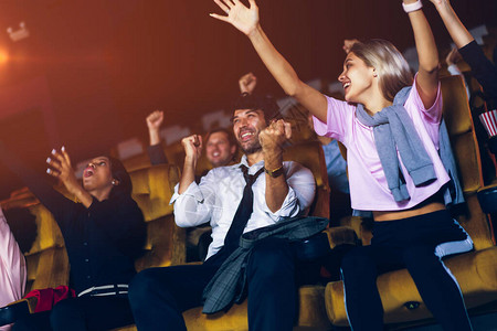 观众在电影院电影中感到高兴和奋团体娱乐活图片