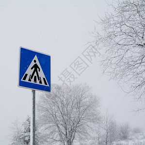 冬季拍摄的带冰雪的步行路图片