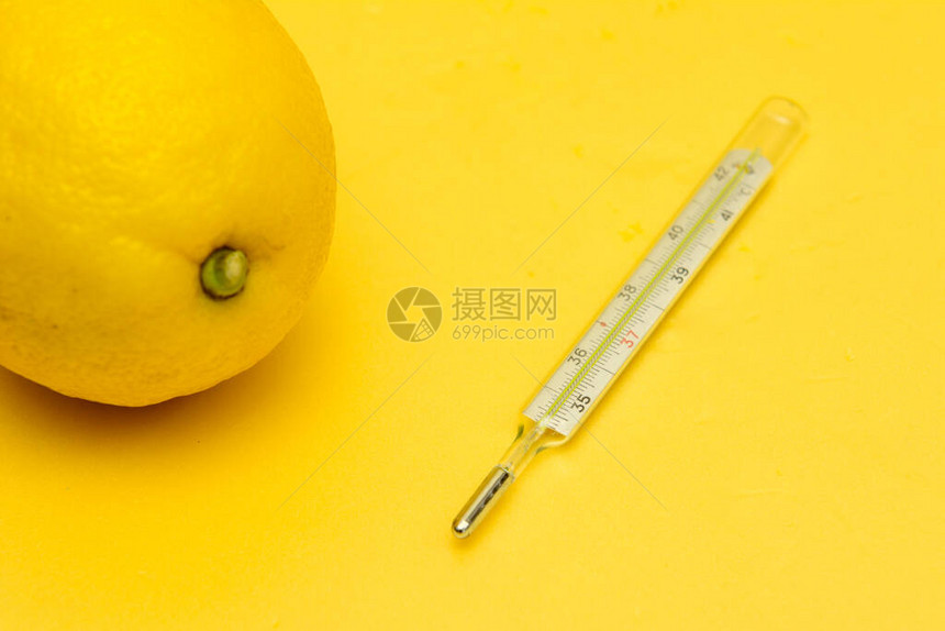 黄色背景是温度计和柠檬概念恢复图片