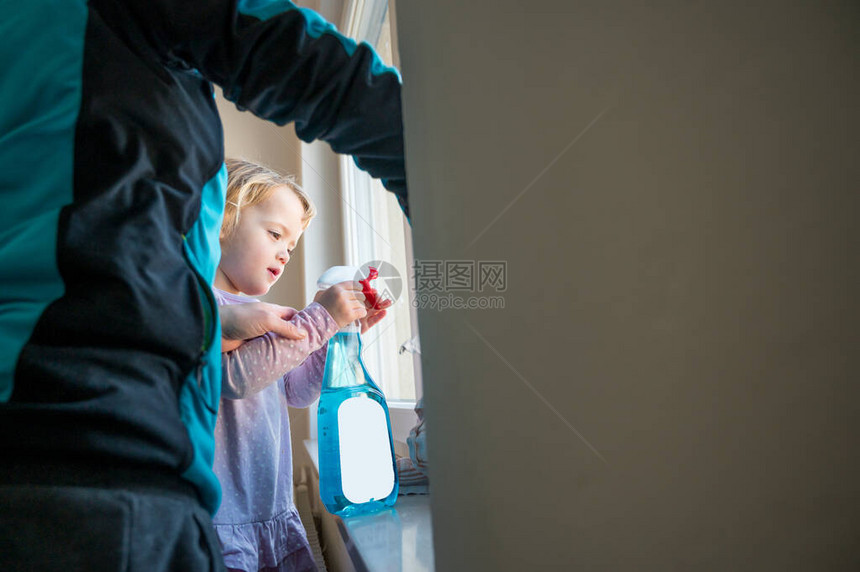 可爱的女孩帮妈打扫窗户春房清扫图片