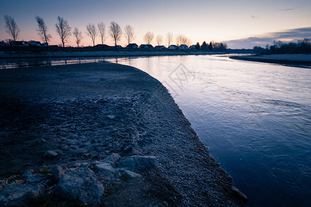 德拉瓦河边的日出特写白色石头大自然中田园诗般的日出日出风景照片图片