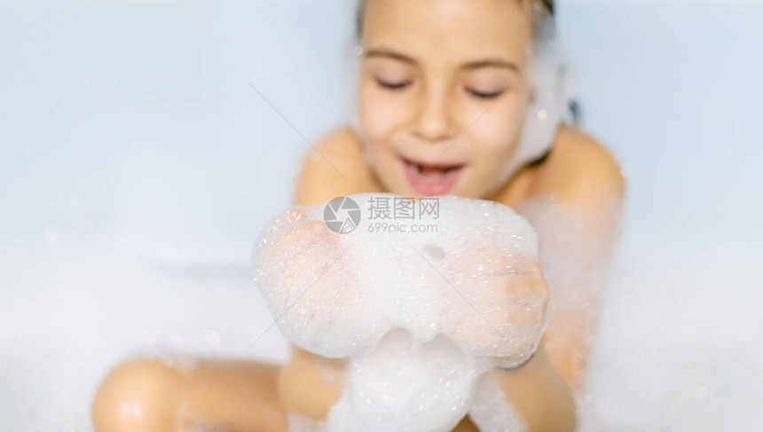 孩子在浴缸肥皂水里洗澡图片
