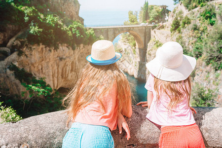 小女孩们可以欣赏到FiordodiFurore的壮丽景色Cala海滩图片