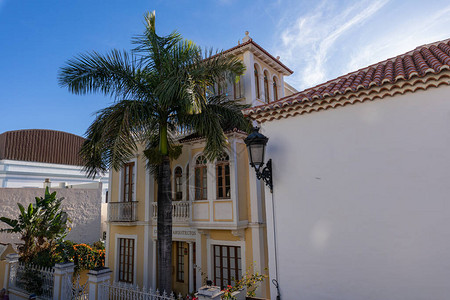 在西班牙加那利群岛拉帕尔马岛首府圣克鲁斯的传统建筑图片