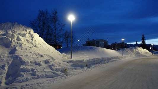 冬季晚上在瑞典基律纳市中心的一图片