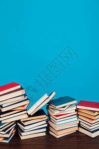 许多教育书籍用于学习为蓝色背景的大图片