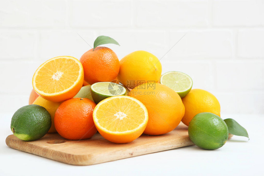 桌上有不同的柑橘类水果图片