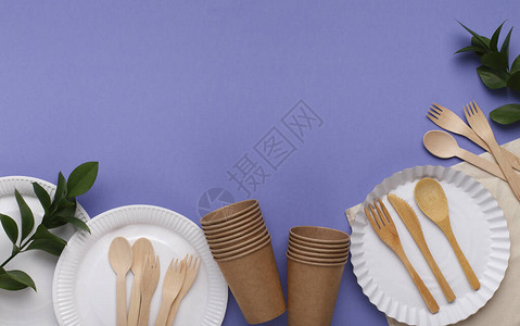 紫色背景中的野餐菜肴盘子和餐具图片