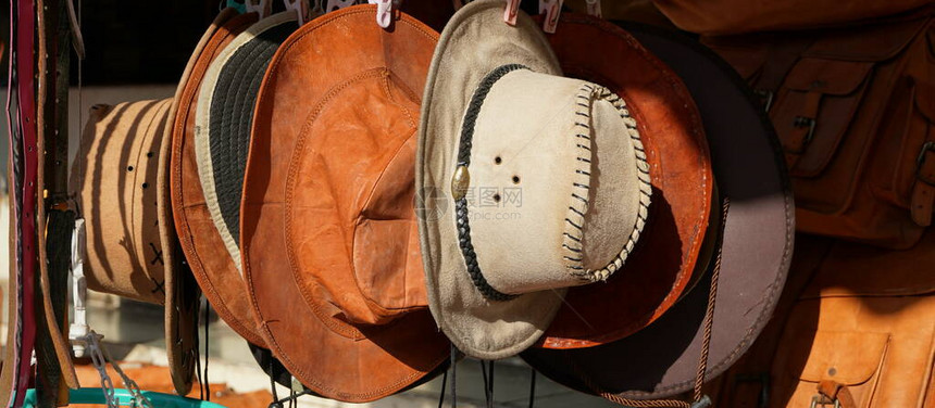 牛仔圣诞节美国西部传统纯皮帽在阳光下展示在户外出售他图片
