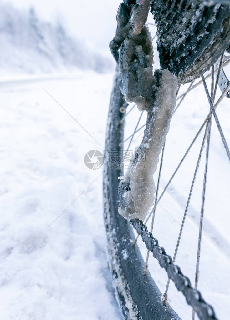 紧贴着冷冻的自行车脱轨车和带冰雪路的链条在严图片