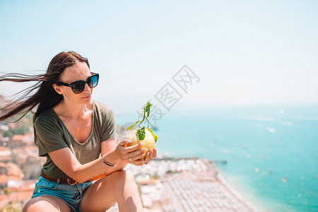 在意大利阿马尔菲海岸的年轻女她图片