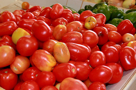 西红柿在孔德市的一个公开市场高清图片