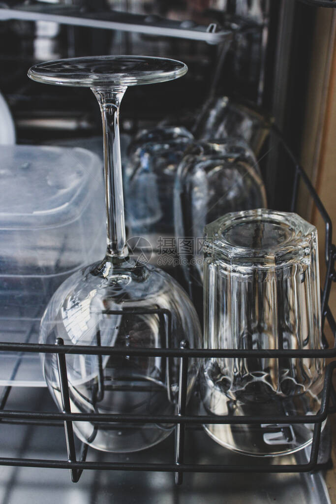 洗碗机中的玻璃水杯和酒杯图片