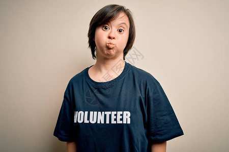 年轻综合症志愿者妇女穿着社会关怀慈善社的T恤图片