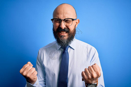 穿着优雅的领带和眼镜戴蓝色背景的长胡子的光头帅哥图片