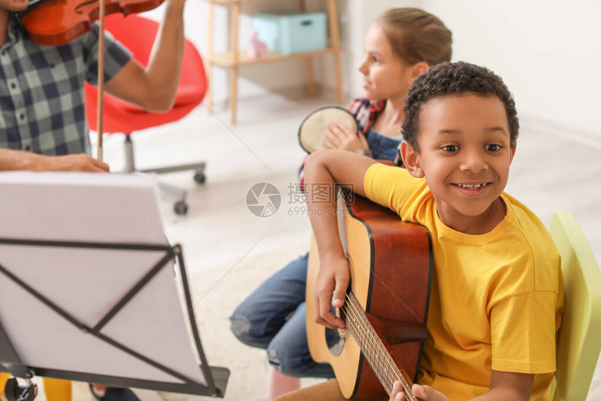音乐学校的可爱小孩图片