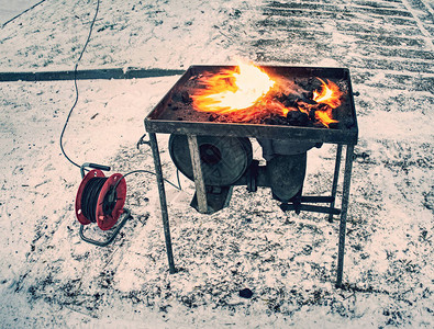 铁匠工具老铁匠手工烤炉用旧方法加热金图片