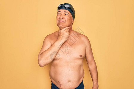穿着泳衣帽子和护目镜的中年老白发游泳男子触摸颈部疼痛喉咙痛以治疗流感图片