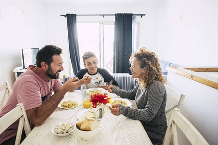 居家隔离的概念白人家庭在家共进午图片