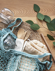 棉花袋装有可重复使用的玻璃罐和竹制餐具的网袋背景图片