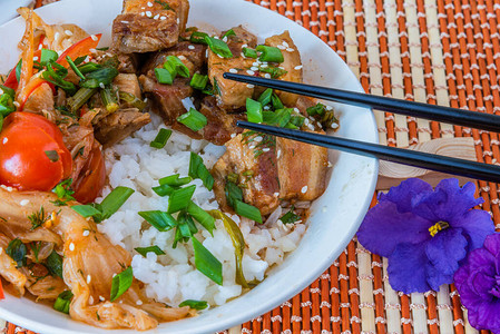 传统菜一碗米饭配猪肉和辣白菜竹餐图片